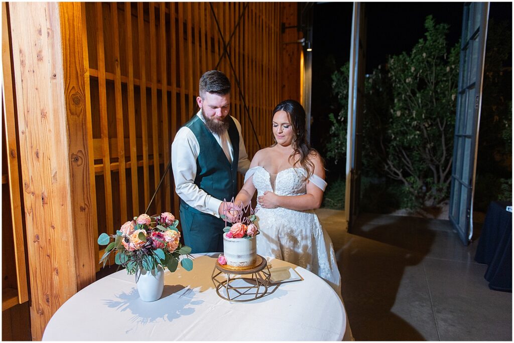 Paseo wedding reception - cutting the cake